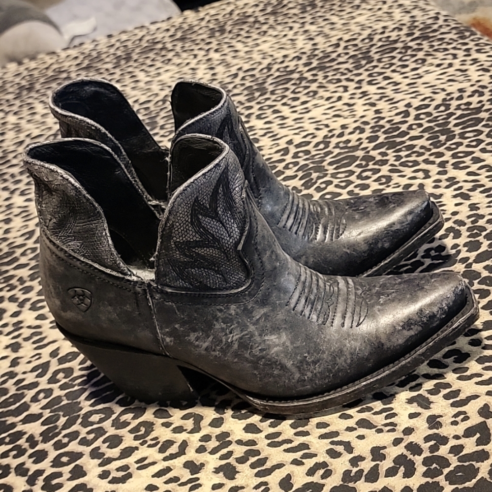 Ariat Dixion Distressed black bootie, Size 8B